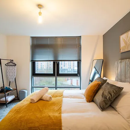 Central Leeds Balcony River View Apartment *