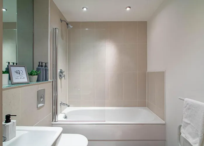 Central Leeds Balcony River View Apartment