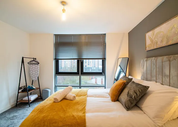 Central Leeds Balcony River View Apartment *