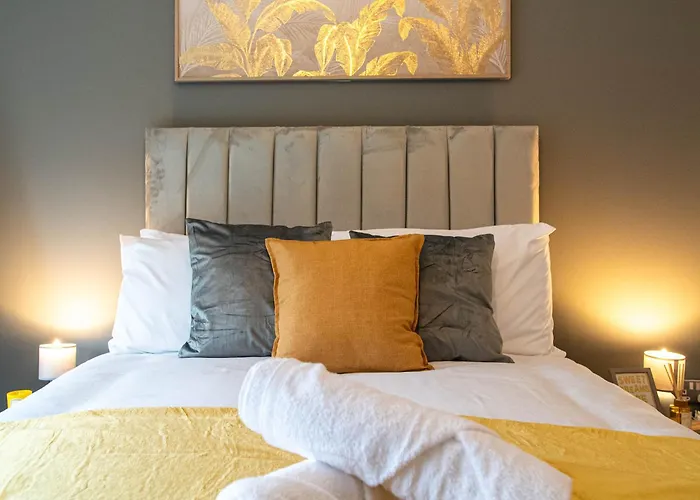 Central Leeds Balcony River View Apartment *